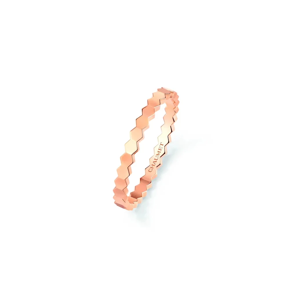 Bee de Chaumet 系列以蜜蜂與蜂巢為核心意象,象徵吸引力、秩序與群體連結。18K玫瑰金戒身寬度2.5毫米,比例精緻,蜂巢幾何排列帶出清晰節奏。這款戒指在造型上具備辨識度,卻不顯得強勢,適合希望提升個人魅力,同時保有理性美感的人佩戴。