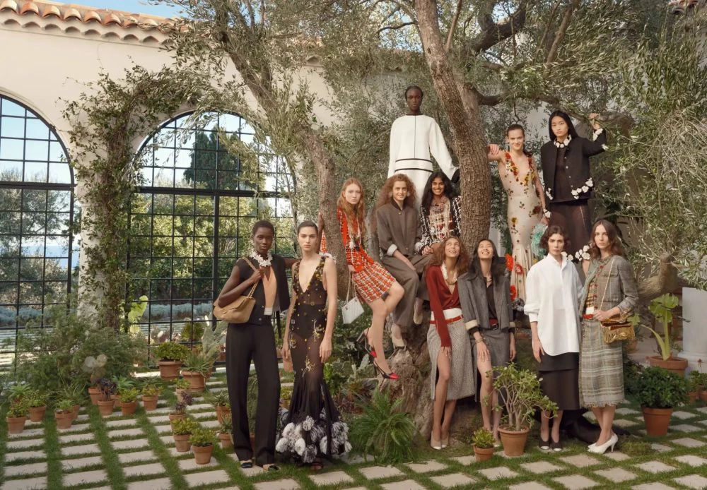 新品售罄，除了歸功於 Matthieu 的創意，背後商業模式也相當縝密。在發表 2026 春夏系列後，也進行了一連串的加溫。品牌接著在紐約地鐵站舉行 Métiers d'art 工坊系列、在創辦人位於法國南部的別墅拍攝春夏廣告、陸續公布新的品牌大使，讓眾多明星提前穿戴春夏新品。每一步都承接上一步，持續放大聲量。等到正式開賣時，消費者已被預熱整整五個月。