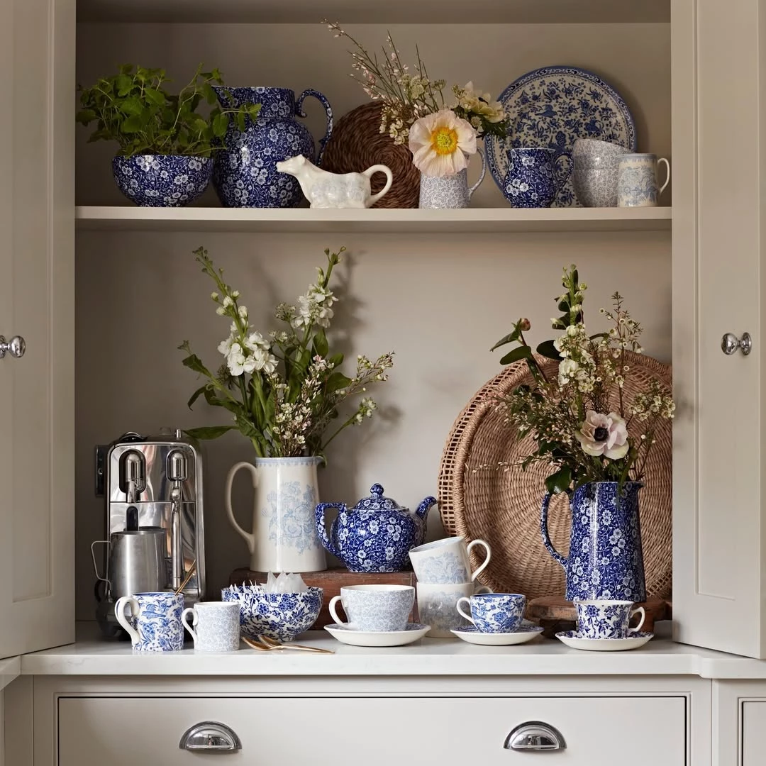 相較於 Wedgwood、Royal Doulton 或 Spode 等更廣為人知的英國瓷器品牌，Burleigh 或許顯得低調許多。但在收藏家與設計愛好者眼中，它卻是英國陶瓷工藝最珍貴的存在之一。創立於 1851 年的 Burleigh，至今仍在同一座維多利亞時代工廠生產作品，更被譽為英國最後一間持續運作的維多利亞時期陶瓷工坊。品牌最著名的特色，是仍堅持使用已瀕臨失傳的「Tissue Transfer」手工轉印技術。