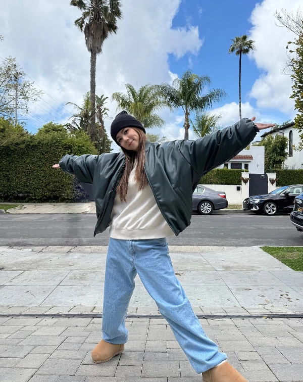 身為小隻女代表，鄧紫棋的私服穿搭一直是許多女孩的範本，而從小深受到美式開放教育長大的鄧紫棋，私下最愛的穿搭風格之一，就莫過於「美式街頭鬆弛感」，就像這一套照片中，她很聰明地利用Oversized深墨綠色皮質飛行員外套，內搭一件基礎米白色衛衣，不僅平衡了深色系的沉重，更為臉部自帶柔光濾鏡。