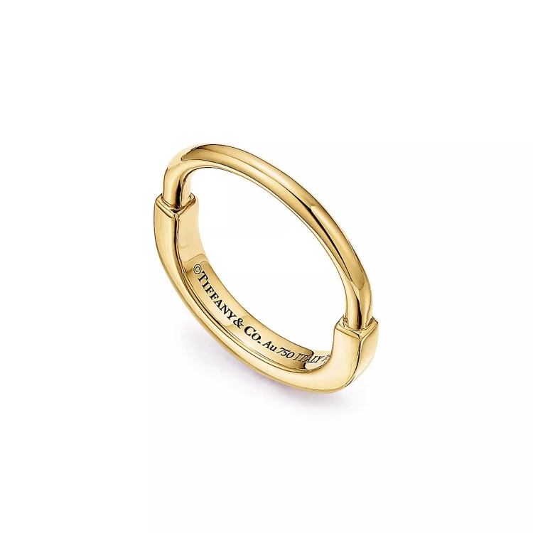 Tiffany Lock 系列靈感來自19世紀的掛鎖設計,象徵守護與連結。戒指版本延續這一概念,以流暢曲線與簡潔結構呈現,外觀低調但具有明確意義。18K黃金材質搭配圓潤線條,使整體更具親和力,也更容易融入日常造型。與品牌經典鑽石系列相比,Lock 更偏向概念性設計,適合不追求華麗效果、但重視象徵意義的佩戴者。這款戒指在情感表達與設計之間取得平衡,成為近年品牌的重要作品之一。(價格約 NTD 44,700)