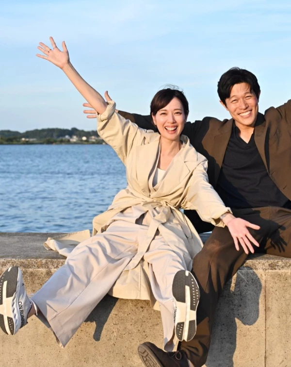 戶田惠梨香選擇了米色的長版風衣外套,搭配同色系的寬鬆長褲,率性與自在「日系休閒風」的,服裝單品雖都是同色調,但也因為深、淺色,而讓視覺上非常有層次感。腳上再搭配一雙運動鞋,不僅提升了整體穿搭的潮流感,也展現了隨性不羈的態度。在配飾方面,她只選擇了簡單的戒指,沒有過多的綴飾,凸顯了簡約時尚的哲學。