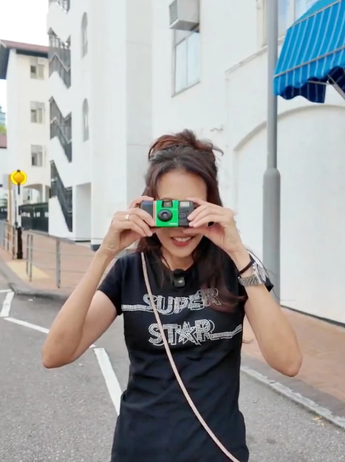 日常穿純黑T-Shirt容易顯得氣色暗沈或像睡衣。我們要學的是：挑選「局部有亮點（如水鑽、金屬字、微光澤）」的設計款，並且一定要搭配「斜背精緻小包」或「金屬感配飾」來點綴。只要在胸前做出視覺焦點，就能打破沉悶、穿出元氣。