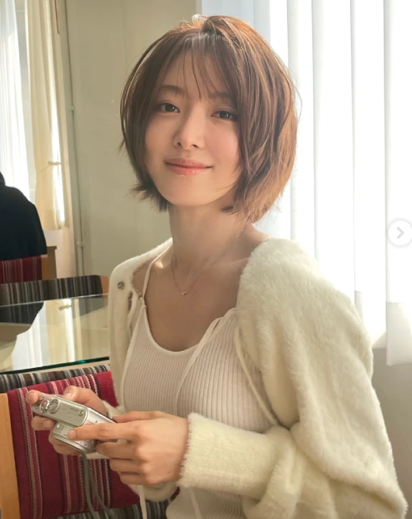 近期以俐落短髮形象再度掀起話題的李世榮，不只在戲劇作品中展現穩定演技，私服穿搭更是默默成為時尚圈關注焦點。從紐約時裝週的幹練西裝、巴黎街頭的小香風混搭，到日常休閒中的層次疊穿，她總能在不同風格之間自由切換，將「帥氣」與「柔美」、「正式」與「街頭感」完美融合，形成獨特的智性時髦氣質。本篇將一次盤點她12套高質感造型，拆解她如何運用彩色襪、短版內搭、疊穿技巧與高低混搭思維，把看似基本的單品穿出高級感與個人態度，讓日常穿搭也能進化成充滿細節的風格示範。