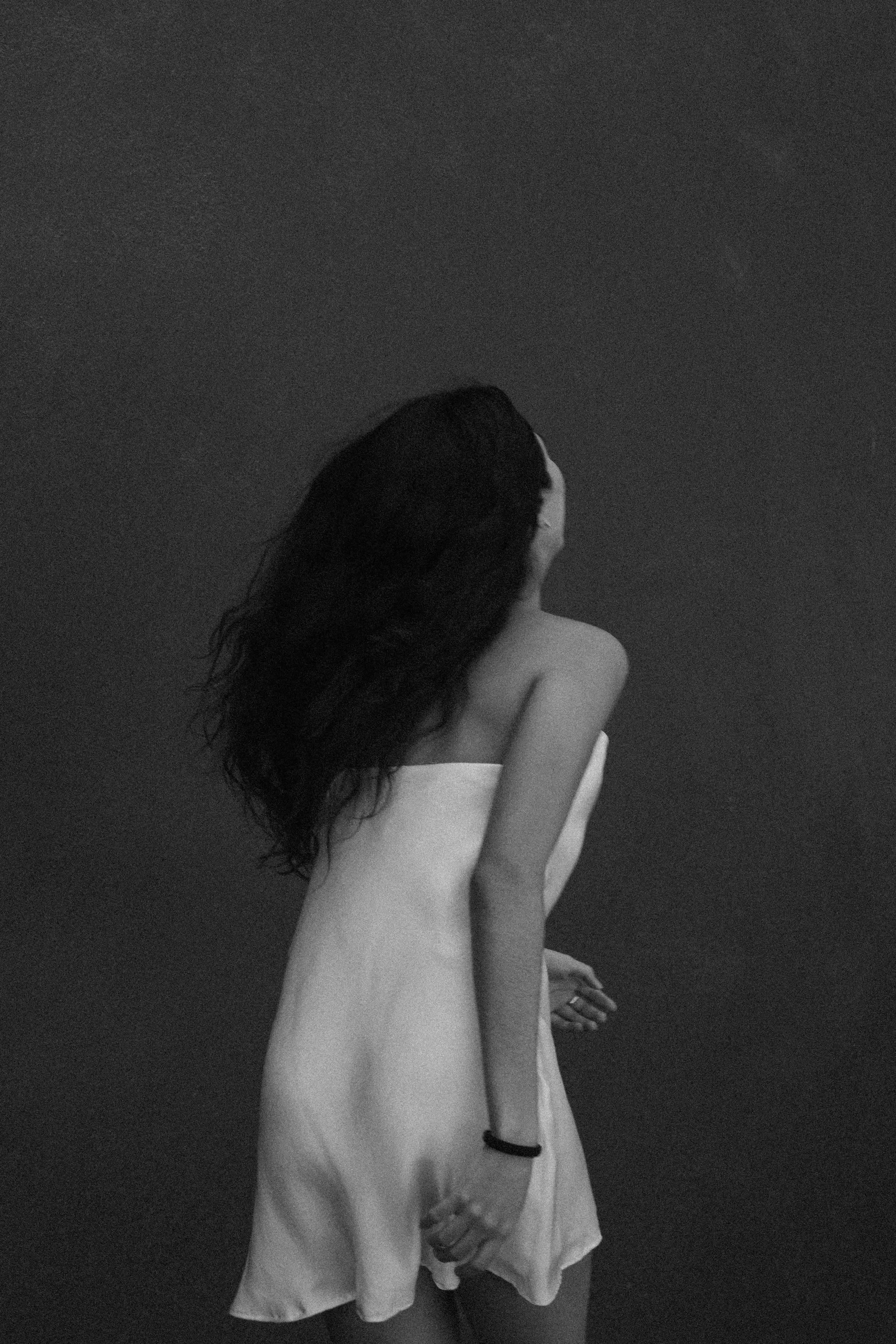 如果經痛程度明顯影響生活，或隨年齡逐年加重，甚至伴隨經血量異常、非經期疼痛或性交疼痛，就不應再視為單純生理不適。這類狀況可能與子宮內膜異位症、肌瘤或其他婦科問題相關，需要專業檢查確認。經痛不該成為每個月默默承受的負擔，當疼痛已經「不合理」時，尋求醫療協助會是比較明智的選擇。