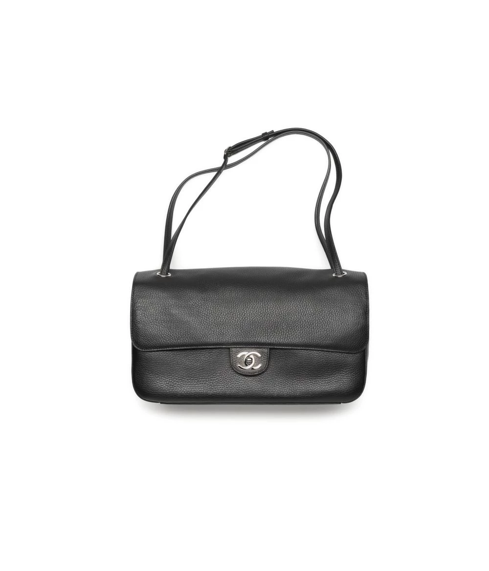 商品數量的稀缺性，始終是頂級奢侈品牌緊守的核心之一。然而，作為百年世家的新任藝術總監，Matthieu 深知：真正的稀缺性是創新。他解構了斜紋軟呢，也在最搶手、同時也是最賺錢的皮件配飾上增添新語彙。好比改造經典雙色芭蕾舞鞋，加入全新的配色、材質與鞋型結構，同時也弱化了原先手袋繁複厚重的鍊條與格紋設計，透過新配件快速為品牌建立新輪廓。