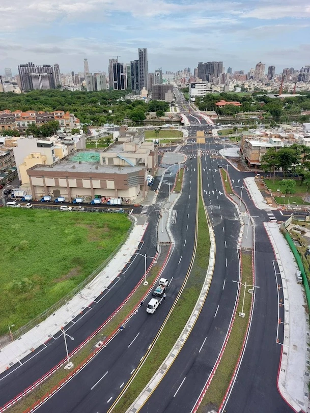 作為高雄市的重要交通要道,橫跨愛河、串聯鼓山區與三民區的「九如橋」,將於 7 月 31 日開放通車。新橋導入多項交通安全設施,包括側車道、公車避車彎,以及左轉、右轉專用車道等配置,透過車流分流與道路幾何設計,讓左、右轉車輛擁有更充足的待轉及減速空間,可降低車流交織情形,提升整體道路運作效率,打造兼顧行車效率與行人安全的道路環境。