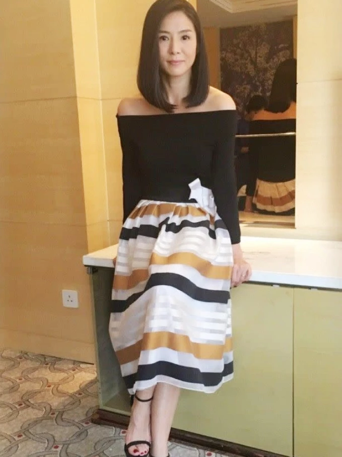 出席晚宴或重要聚會時,如果想穿得減齡又得體,大可學采妮的「上緊、下澎」穿搭術。選擇一件能微露鎖骨的一字領上衣展現骨感,下半身用高腰設計的A字澎裙來拉高腰線、隱藏臀腿線條。這種完美的露膚比例,保證讓妳優雅高貴!