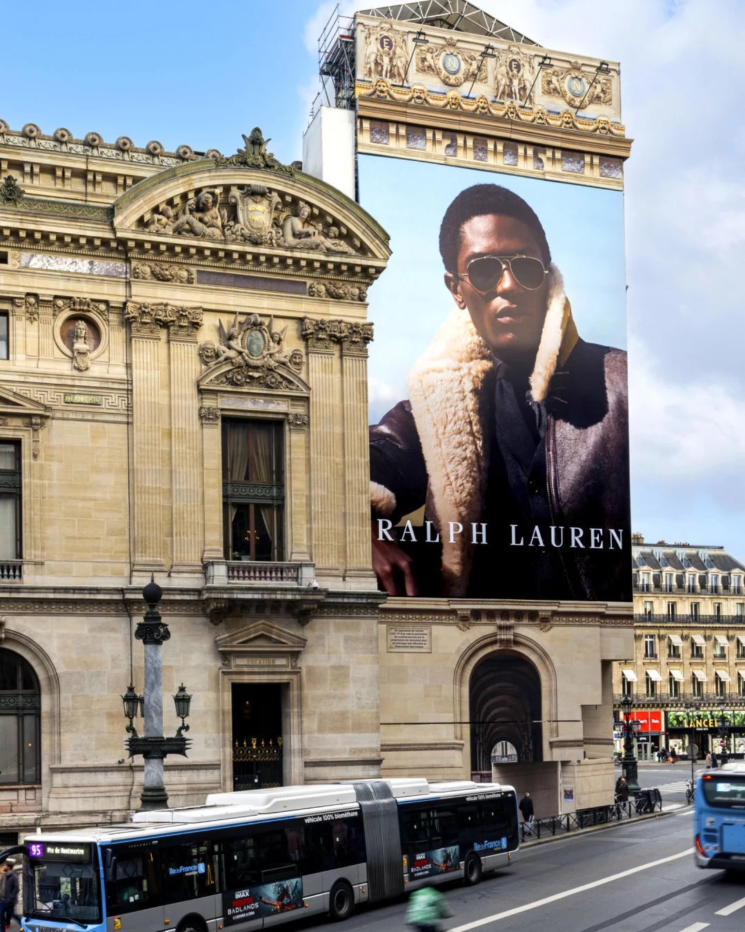 在全球奢侈品市場成長趨緩之際,Ralph Lauren 卻交出一張亮眼成績單。根據最新公布的 2026 財年第三季度財報,品牌整體營收年增 12%,亞洲市場更大幅成長 22%,股價半年內上漲 30%。究竟 Ralph Lauren 如何在景氣波動中逆勢突圍?