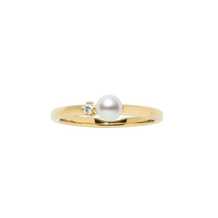 MIkimoto 的這款戒指以18K黃金為基底,搭配約4.5毫米日本 Akoya 阿古屋珍珠與細緻鑽石,設計簡單卻極具辨識度。珍珠在亞洲文化中常被視為圓滿與內斂的象徵,與黃金的穩定價值形成柔和對比。戒指寬幅約4毫米,佩戴感舒適,適合日常使用。對於偏好溫潤氣質、希望戒指同時具備女性柔軟與價值象徵的人而言,是一款耐看且實用的選擇。