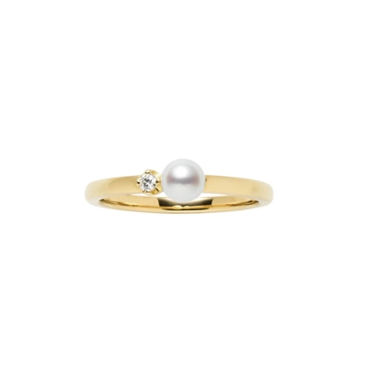 Mikimoto 以珍珠聞名,這款戒指以約4.5毫米 Akoya 阿古屋珍珠為主體,搭配單顆鑽石點綴,呈現出細緻且平衡的構圖。18K黃金戒身設計簡潔,讓視覺焦點集中在珍珠與鑽石之間的對比。珍珠的柔和光澤與鑽石的清晰反射形成層次,使整體不顯單調。這款作品適合偏好溫和氣質的人,能在日常造型中提供穩定且不過度張揚的亮點。搭配襯衫或正式服裝時,能自然提升整體精緻度。(價格 NTD 31,000)