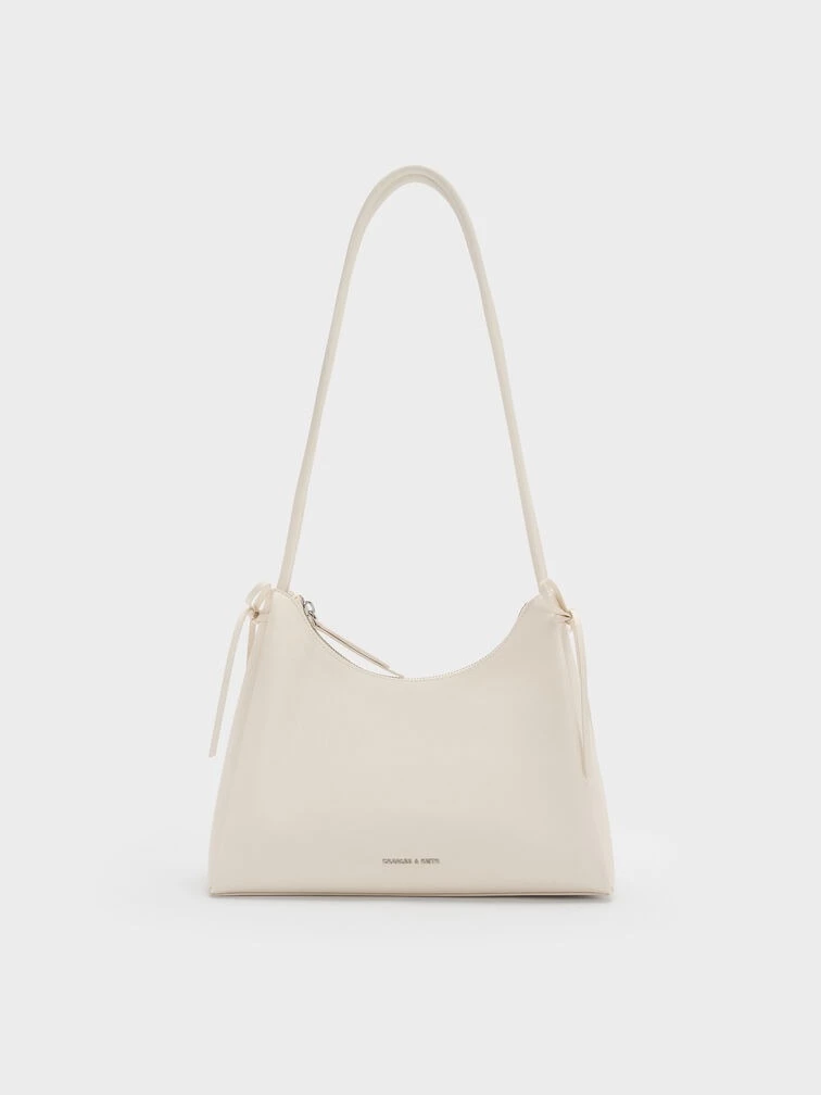 Charles & Keith Hazel 流浪包奶油色,小牛PU皮革柔軟垂墜,雙手提設計、拉鏈開合,輕盈隨性的都會流浪包。