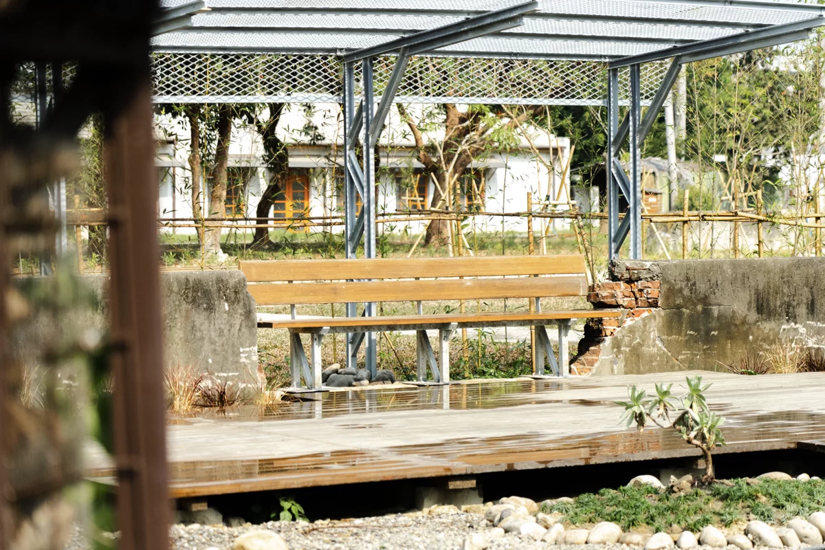 斗六糖廠最大的亮點之一，就是導入多樣的「竹構」語彙。透過「新興竹產業發展綱要計畫」，將斗六打造為台灣竹構實作學習與地方創生的重要基地。未來將成為融合糖業文化與竹構藝術展現的城市公園，同時結合竹構技術、工藝美學與永續理念，打造兼具教育、展示與實作功能的示範據點。