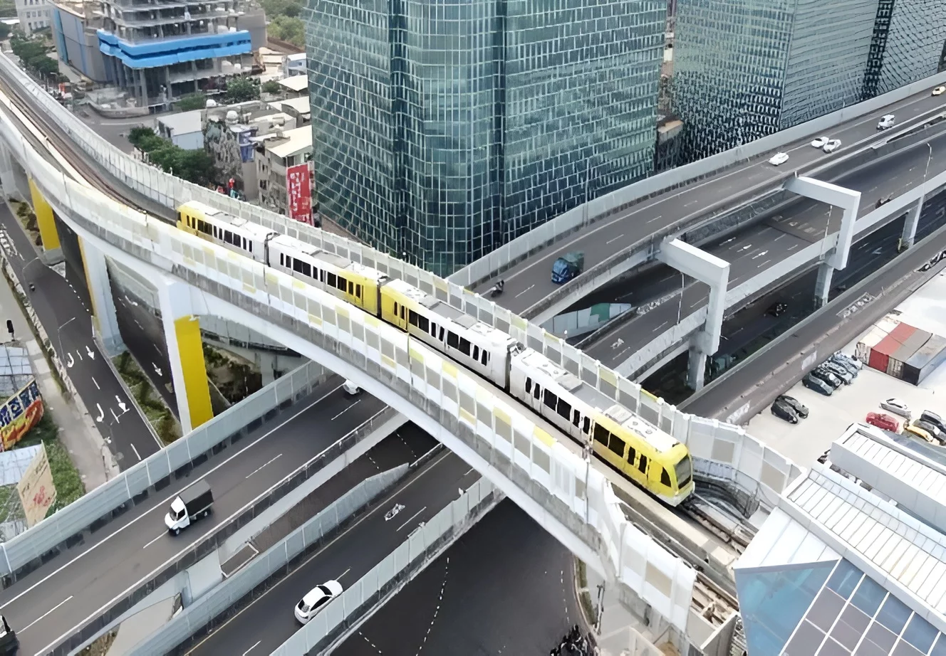 台北捷運環狀線持續擴建,備受關注的「北環段」也正加速推進,預計於 2031 年至 2034 年分階段完工。北環段全長約 14.93 公里,共設 12 座地下車站,將串聯新北產業園區、五股、蘆洲、士林、故宮、大直及美麗華商圈,並可轉乘淡水信義線(紅線)、中和新蘆線(橘線)及文湖線(棕線)。未來,從新北產業園區站至劍南路站的車程將縮短至約 28 分鐘。