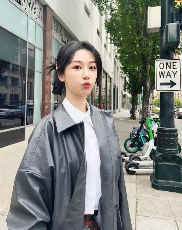 我們不妨學學楊紫套上一件版型偏大、略帶中性或搖滾元素的皮革外套,用硬挺的皮革中和甜美氣質,再換上一雙厚底綁帶短靴或馬汀鞋,就能輕鬆平衡上、下身的視覺份量,一秒穿出兼具個性與減齡的高級感喔!