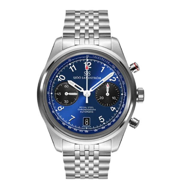 他所選擇的是品牌非常經典的「Royal Steel Chronograph」藍色面盤計時碼錶。這款錶將北歐極簡現代風與傳統機械工藝完美結合,深邃如瑞典夜空的藍色錶盤,搭配極具復古優雅感的細密多排鍊帶,計時按鈕與指針的細節處理得乾淨俐落。那抹溫潤而內斂的藍,在精鋼的包覆下,反而散發出一種不隨波逐流的文青與高級感。目前品牌在台灣尚未有官方授權的實體代理商或經銷專櫃。如果《 Bella儂儂》讀者們,在台灣想要購買,可透過官方網站海外直郵喔〜(商品價格約:NTD 14,000)