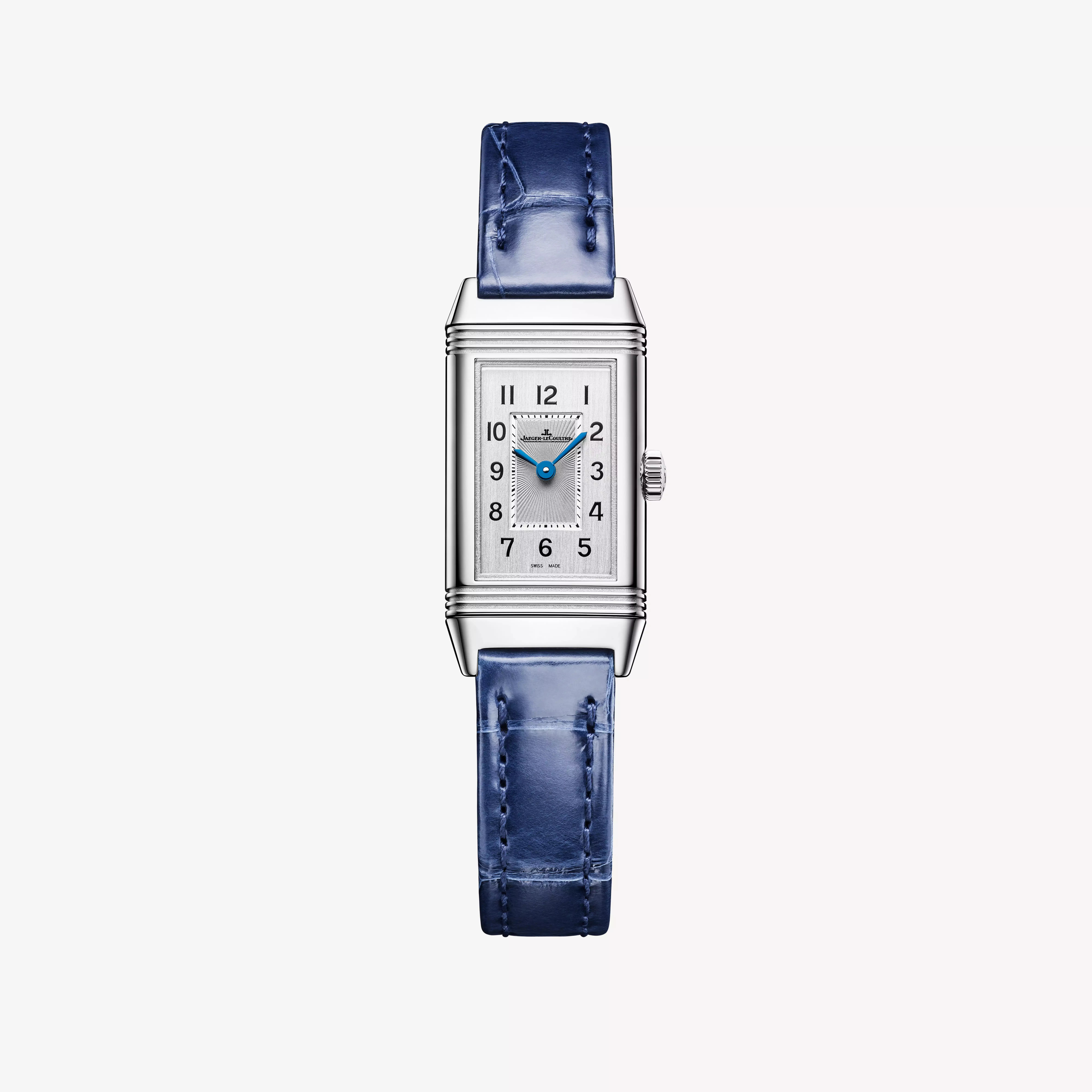 Reverso Classic Monoface Origin 是一款需要時間細細體會的腕錶。32.5 x 16.3 毫米的纖薄比例，忠實回應1930年代初代 Reverso 女錶的優雅精神。銀色錶盤透過內層璣鏤與外層垂直拉絲的雙重修飾鋪陳層次，藍鋼太子妃指針與藍色鱷魚皮錶帶相互呼應，細節內斂而精準。可翻轉的錶殼背面支援個人化雕刻，讓腕錶不只是計時工具，更成為承載私人記憶的物件。這是一只適合長時間配戴、隨著歲月累積情感連結的經典之作。