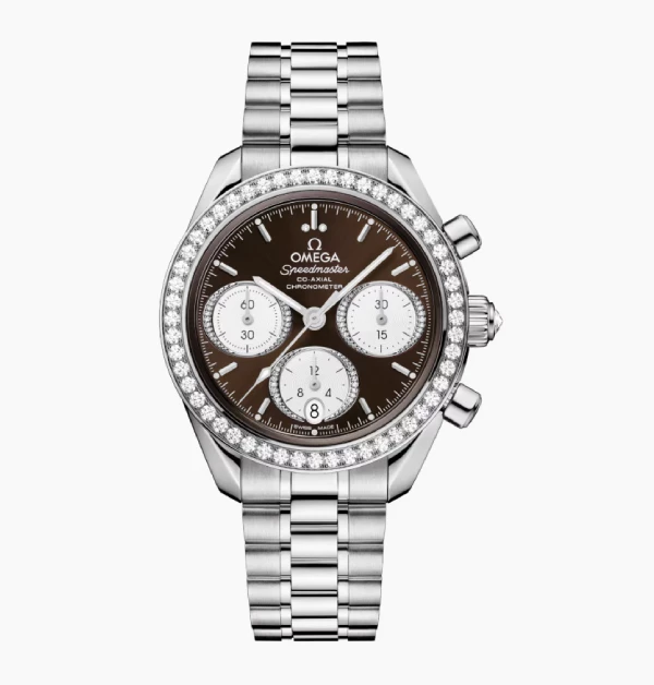 誰說「Speedmaster」超霸登月錶只是男生專屬？這款38毫米的腕錶，完全是時髦女生的命定款！ 高級的棕色面盤，搭配溫柔的銀色精鋼，既有老錢風的知性，又帶點率性街頭感。 最讓人驚豔的是，它在保留速測計外圈的同時，巧妙鑲嵌了數顆璀璨鑽石，把陽剛與柔美平衡得剛好，舉手投足都在閃閃發光，Omega真的太懂女生的心了！