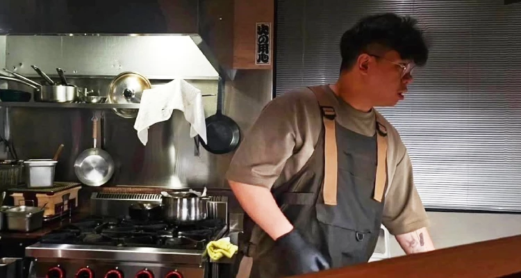基隆的餐桌故事,有時候不是寫給當下,而是留給某個終於有空的夜晚再回頭慢慢看的。這次《基隆人帶路》要說的「Sen」,就是那種會讓人一直記著,但又總得等一個“剛剛好”的時機才進得去的店,訂位像搶票、菜單跟著季節走...而每一次開門,都只屬於當下的那一晚。直到真的坐進吧檯、餐點第一口吃下去的那瞬間,才會突然覺得,那些等待好像也沒白等;很驚豔的用餐感受,但不是用很誇張的方式,而是那種一口一口慢慢堆起來的舒服感,會讓人不自覺想多坐一下、多留一點時間在那裡。