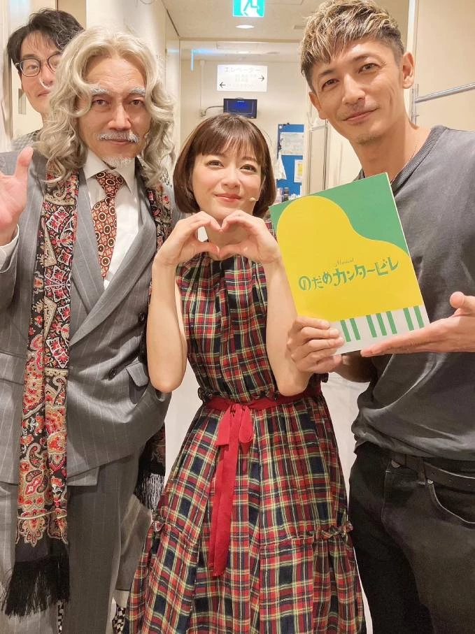 今年正逢《交響情人夢》播出20週年，這部陪伴無數觀眾成長的經典日劇，再次勾起大家對「野田妹」的美好回憶。飾演女主姐野田惠的「上野樹里」，當年以自然不做作、古靈精怪的形象深植人心；20年過去，她依然維持著清新知性的氣質，穿搭風格也從率性少女蛻變為兼具質感與減齡感的日系代表。