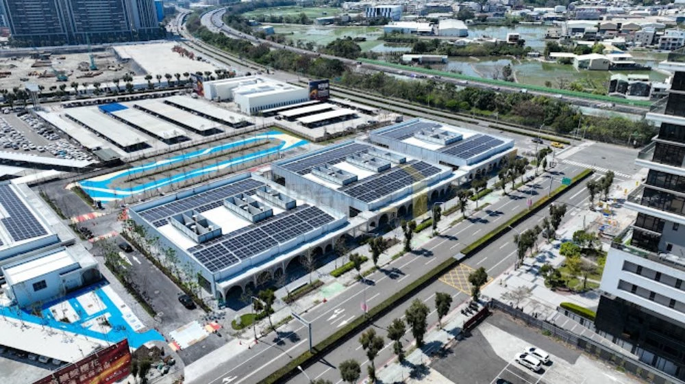 坐落於高鐵台中站旁，將迎來一座大型商場百貨，命名為 F PLAZA，由富旺國際開發。該商場總開發面積逾五千坪，以「親子共融同樂」為設計主軸，並規劃為一樓平面街邊店，設有 26 個單元商場，致力於打造適合各年齡層的多元共融商場，成為未來旅人轉乘高鐵、台鐵時的另一處休憩娛樂場域，預計今年第二季開幕。