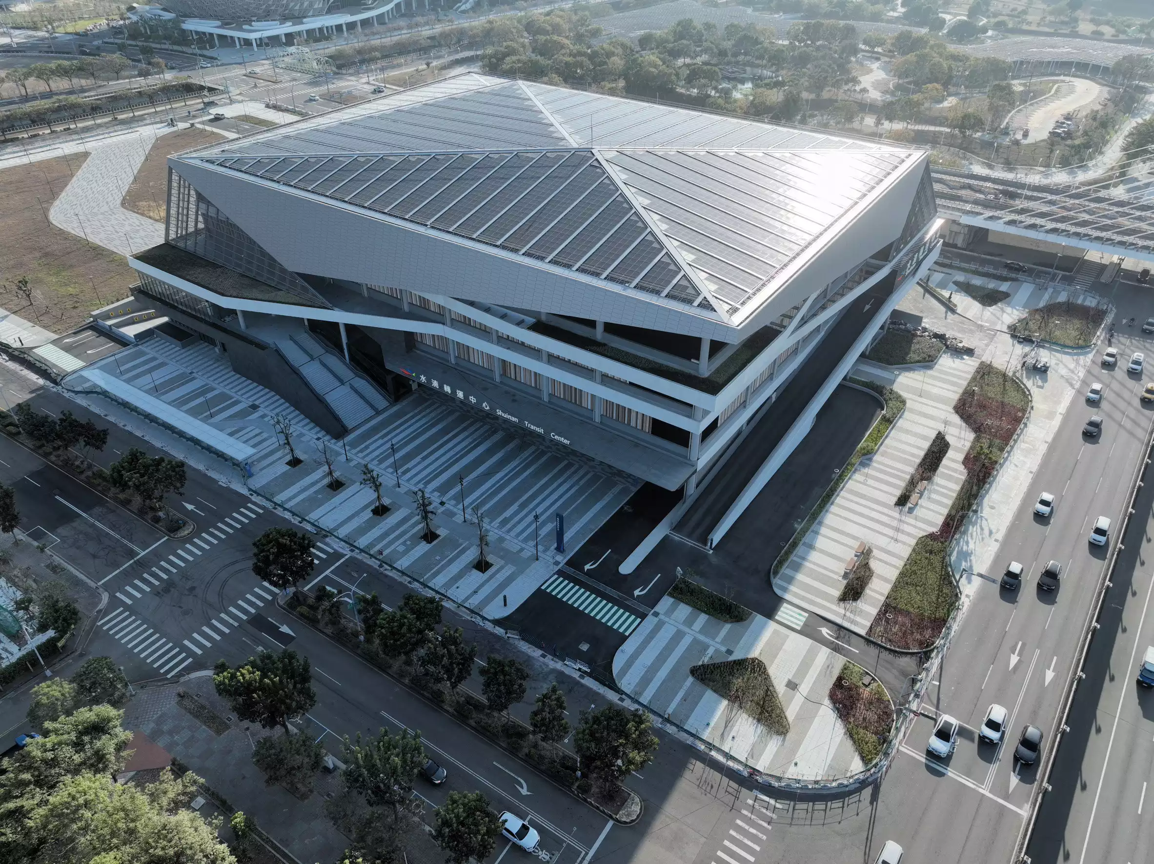 台中重大交通建設再添新里程碑！位於水湳經貿園區的「水湳轉運中心」將於 8 月 5 日啟用，提供更完善的大眾運輸轉乘服務，並補足園區停車供給需求，發揮整體轉運效益，帶動區域交通與經濟發展。規劃設置國道客運月台 42 席、市區公車月台 12 席，並提供汽車停車位 614 席、機車停車位 1,253 席，以及自行車停車位 604 席，未來也將串聯規劃中的捷運橘線，進一步完善台中公共運輸路網。