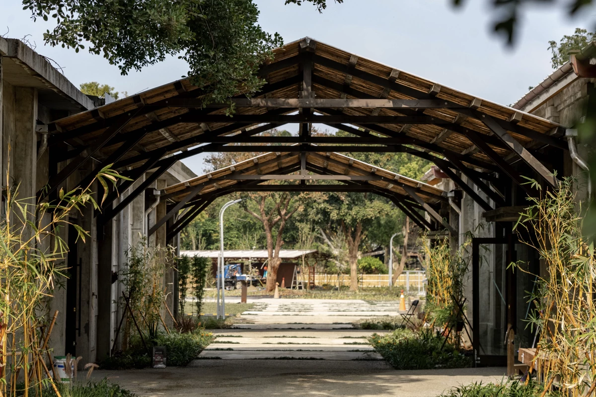 此外，該空間也結合竹工藝展、竹生活與植物展、竹構導覽與體驗、竹市集、竹宴，以及構造體驗等多元活動，展現竹材從工藝、建築到生活應用的豐富可能性。打破原本封閉的倉庫邊界，重新定義工業遺址與自然環境的共生關係。