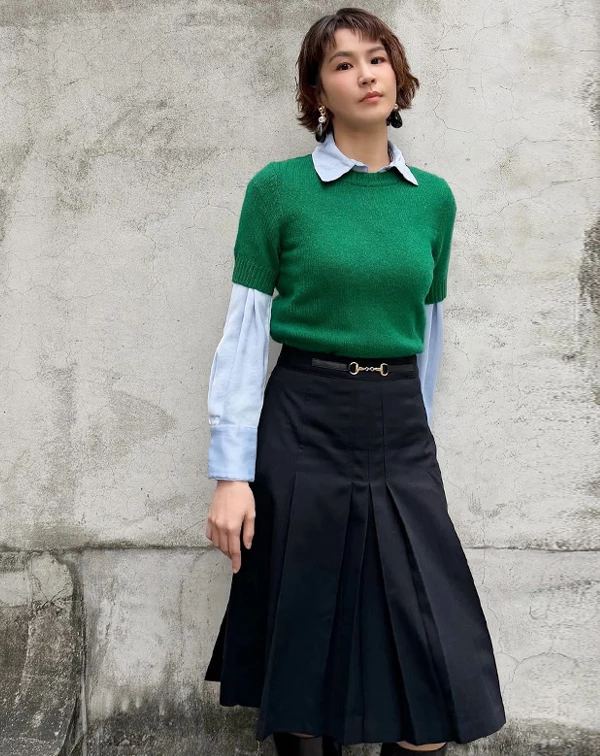 想要複製像曾沛慈這種既有層次又顯時髦的多層次疊穿，建議可以從以下幾點入手，第一點，大膽嘗試「異材質疊穿」，不要害怕將不同材質的衣服穿在一起。試著將挺版襯衫、休閒T恤、休閒衛衣或針織毛衣進行疊穿。這種視覺上的反差能增加穿搭的趣味性，看起來更有型。第二，擅用「亮色」突破沉悶，當你穿著成套的素色造型時，試著在外罩或內搭選用一種高飽和度的顏色。不僅能提亮膚色，更能讓造型更有層次。最後，試著在造型中加入一些皮帶、大耳環或有質感的包包，為整體穿搭精緻收尾，能瞬間提升穿搭的層次。