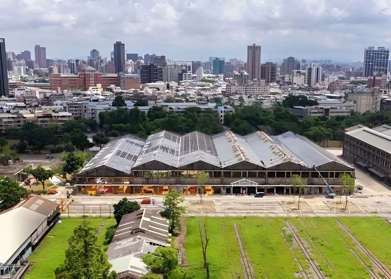 台鐵高雄機廠舊廠房即將華麗轉身,全新的「高雄親子遊樂園區」預定於 8 月 8 日父親節正式啟用,並全面免費開放使用。園區占地約 1.5 公頃,規劃多元設施,包括網繩攀爬系統、抱石攀岩場、滑步車、直排輪練習場、Pump Track 輪狀車道及跑酷練習區等,提供不同年齡層兒童與青少年的多元遊戲體驗,也將成為市民可遮風避雨的半室內活動空間。