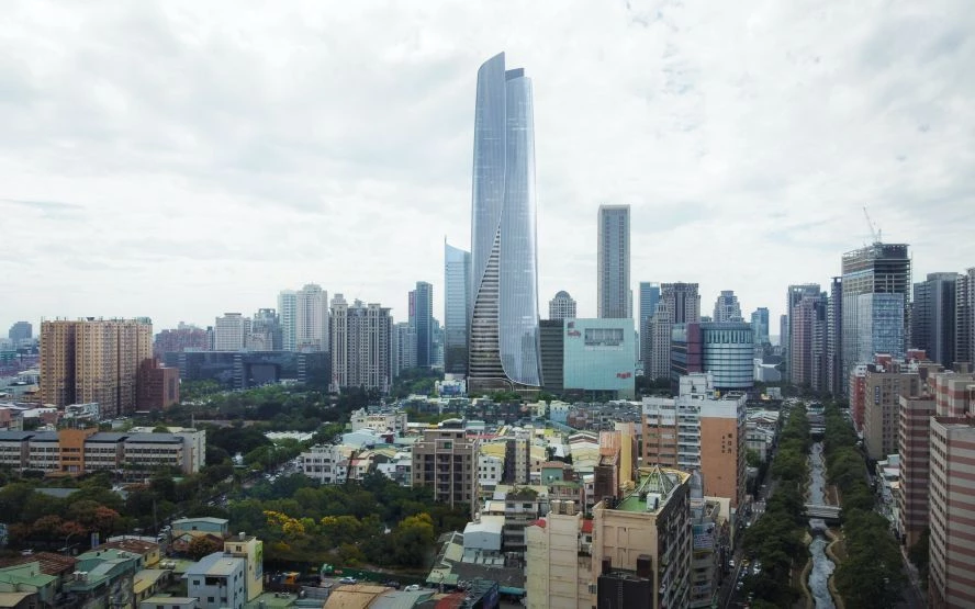台中惠國段 90 地號最大的亮點之一,在於其交通便利性。基地鄰近台中市政府,距離台中捷運綠線市政府站步行約 10 分鐘,並鄰近台中國家歌劇院,同時為周邊百貨商場——大遠百與新光三越注入新活力。此外,不遠處還有全新高樓住宅「理安大廈」,由義大利建築大師 Antonio Citterio 領軍的 ACPV 建築設計團隊操刀,為西屯區打造嶄新的城市天際線。