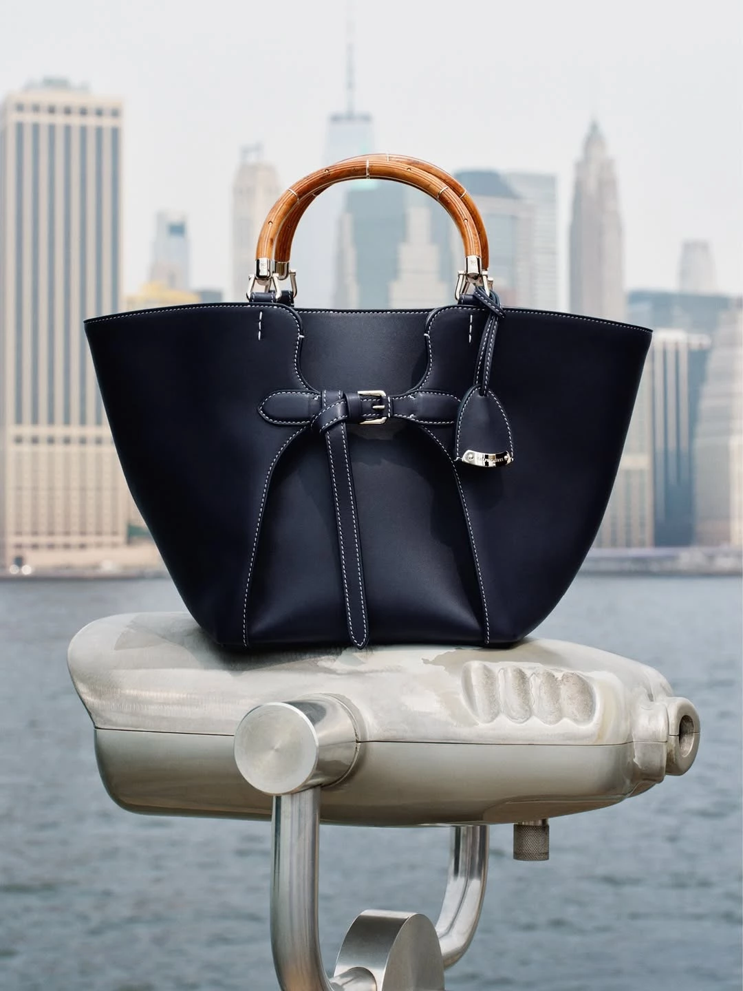 財報顯示,最熱賣的單品為「毛衣」與「針織衫」。此外,公司的核心品類持續保持成長動能,實現接近雙位數的增幅。其他單品項是女裝、外套與手袋,其成長速度持續超越整體表現,較去年同期成長近 10%,受惠於女式毛衣、羽絨服、大衣,以及基礎款包包系列的強勁營收表現。