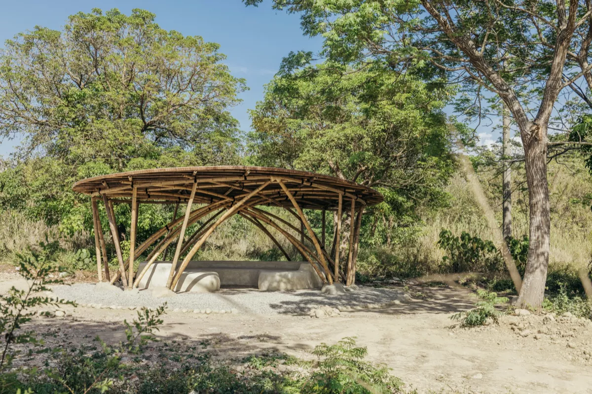 此外，該空間也結合竹工藝展、竹生活與植物展、竹構導覽與體驗、竹市集、竹宴，以及構造體驗等多元活動，展現竹材從工藝、建築到生活應用的豐富可能性。打破原本封閉的倉庫邊界，重新定義工業遺址與自然環境的共生關係。