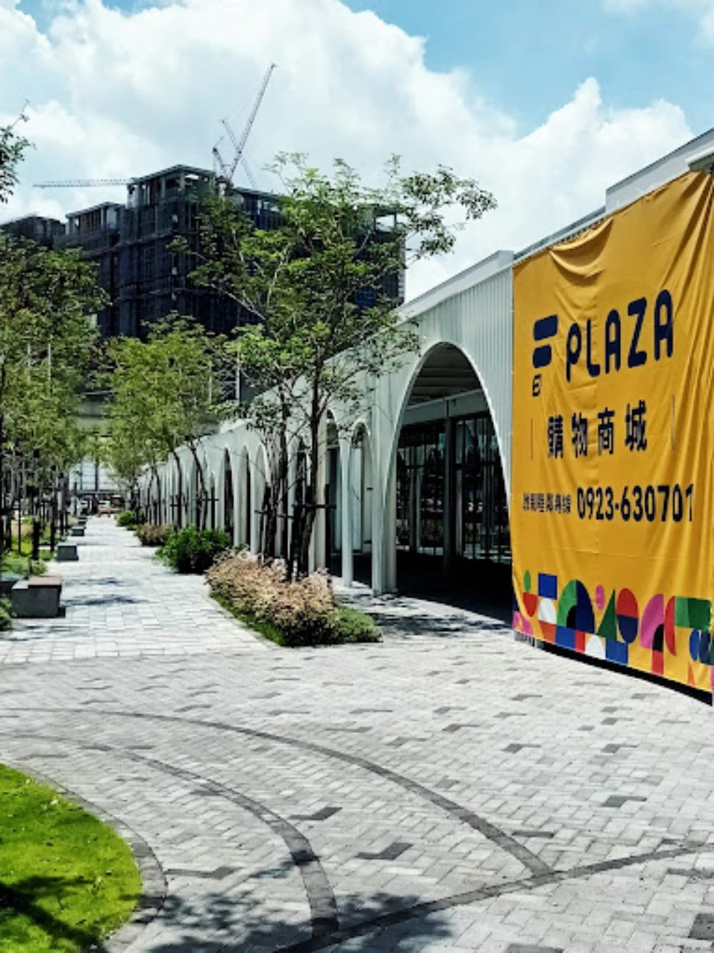 坐落於高鐵台中站旁，將迎來一座大型商場百貨，命名為 F PLAZA，由富旺國際開發。該商場總開發面積逾五千坪，以「親子共融同樂」為設計主軸，並規劃為一樓平面街邊店，設有 26 個單元商場，致力於打造適合各年齡層的多元共融商場，成為未來旅人轉乘高鐵、台鐵時的另一處休憩娛樂場域，預計今年第二季開幕。