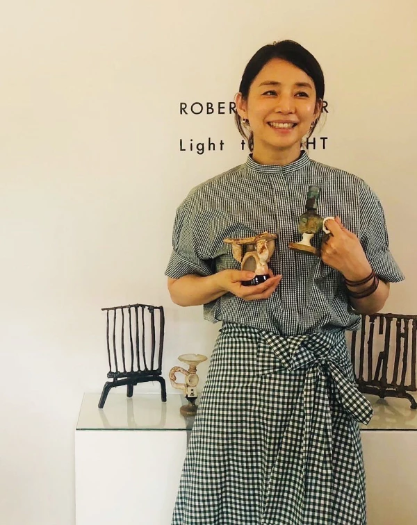 石田百合子再次展現了她的印花混搭功力！她用不同大小、密度的格紋進行上下身堆疊，這種做法非常高標，透過不同比例的搭配法，會讓視覺產生豐富的跳躍感，比起單一格紋更顯活潑。穿得好是清新藝文，穿不好很容易變圍裙，但她穿起來卻充滿了法式的慵懶與俏皮。
