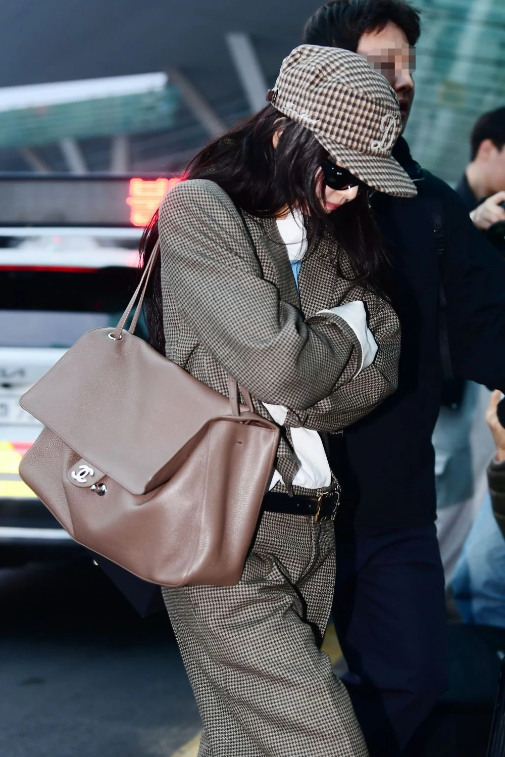 新品售罄，除了歸功於 Matthieu 的創意，背後商業模式也相當縝密。在發表 2026 春夏系列後，也進行了一連串的加溫。品牌接著在紐約地鐵站舉行 Métiers d'art 工坊系列、在創辦人位於法國南部的別墅拍攝春夏廣告、陸續公布新的品牌大使，讓眾多明星提前穿戴春夏新品。每一步都承接上一步，持續放大聲量。等到正式開賣時，消費者已被預熱整整五個月。