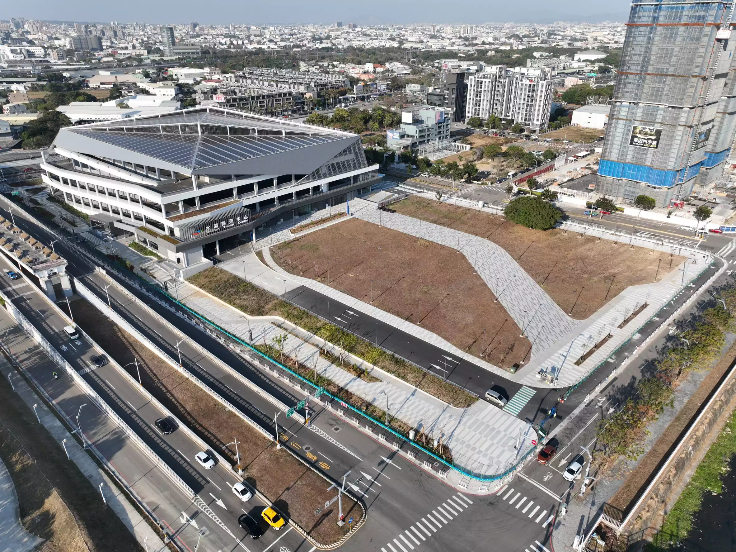 台中重大交通建設再添新里程碑！位於水湳經貿園區的「水湳轉運中心」將於 8 月 5 日啟用，提供更完善的大眾運輸轉乘服務，並補足園區停車供給需求，發揮整體轉運效益，帶動區域交通與經濟發展。規劃設置國道客運月台 42 席、市區公車月台 12 席，並提供汽車停車位 614 席、機車停車位 1,253 席，以及自行車停車位 604 席，未來也將串聯規劃中的捷運橘線，進一步完善台中公共運輸路網。