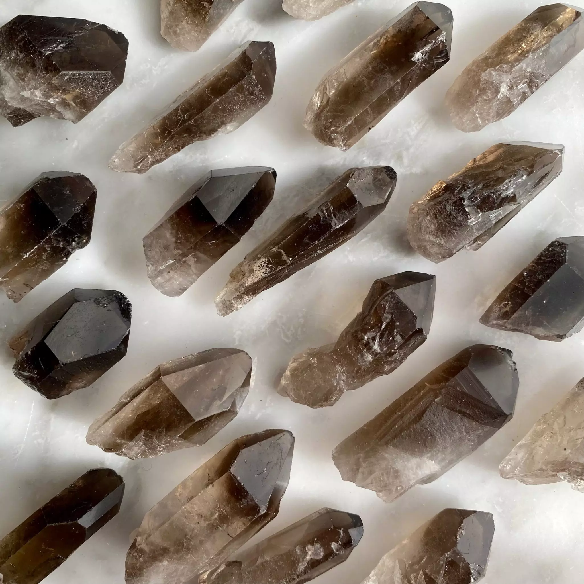 茶晶（Smoky Quartz）屬於石英家族，色調從淺棕至深咖啡色不等。其沉穩色澤與土地意象連結，與土象星座的務實特質相當貼近。土星象徵結構與責任，而茶晶在象徵層面常與穩定與清晰思考相關。在色彩心理學中，棕色代表可靠與踏實。對摩羯而言，茶晶的作用在於讓嚴謹氣質更顯溫和，使人更容易親近，而非削弱專業感。