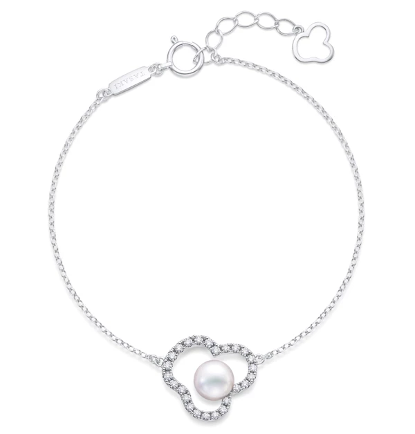彷彿將自然界的花姿定格於腕間，TASAKI這款「Chants Signature Diamonds Pave」手鏈，以流暢優雅的幾何線條勾勒出如花瓣綻放般的有機輪廓。18K白金線條上密鋪著璀璨鑽石，將中央一顆溫潤的阿古屋珍珠溫柔環抱，襯托出珍珠獨有的細緻暈彩，為女性的腕間增添一抹靈動而優雅的奢華層次。（商品價格約：NTD 128,000）