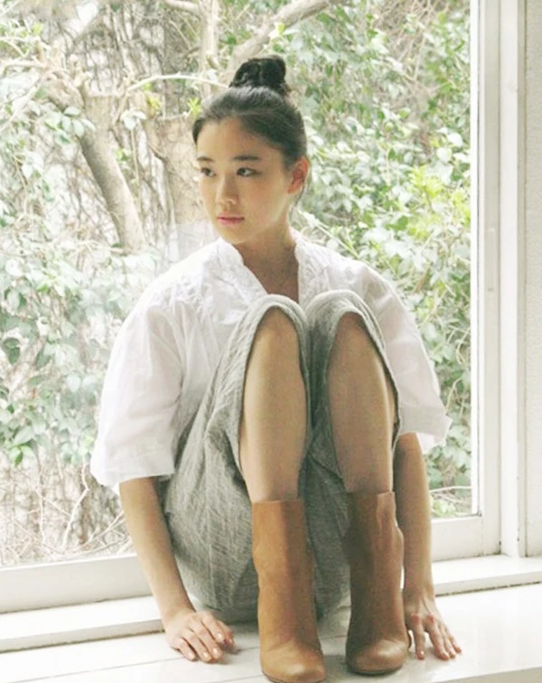 蒼井優以寬鬆的刺繡白襯衫，搭配灰色七分褲、腳踩一雙焦糖色短靴，並將頭髮紮成高高的包頭。整體色調乾淨，透過將視覺焦點上移，營造出宛如午後陽光般的慵懶與滿滿朝氣。編輯我相信，白襯衫人人都有，但同齡人不妨挑選帶有精緻微刺繡或鏤空細節的款式，並透過綁高馬尾或包頭來提拉面部線條，就能輕鬆打破上班族的嚴肅感，打造出無造作的少女感。