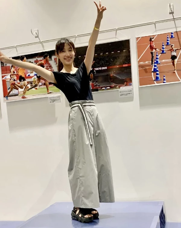 田中千繪的這身裝扮真的太有活力了,完美示範了什麼叫高級的運動風!她聰明地選擇了簡約的黑色T恤,搭配灰色高腰寬褲,同色系的搭配,能創造出延伸的視覺感,讓身形看起來更修長,散發出一股清透、無雜質的減齡氣質。