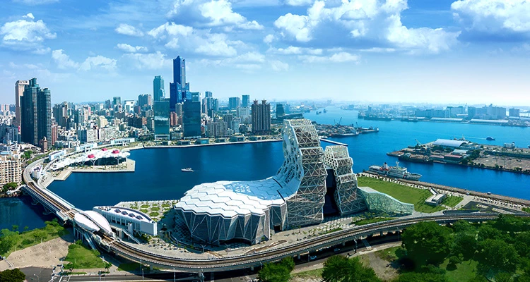 對於我方國人而言,台灣護照的表現令人振奮。在2026 年初的「恒理護照指數」最新排名中,我們已挺進至全球第32名,可免簽通行高達135個國家與地區。其這份成績單背後,亦象徵著台灣在國際安全標準、經貿往來及國民素質上獲得全球高度互信。