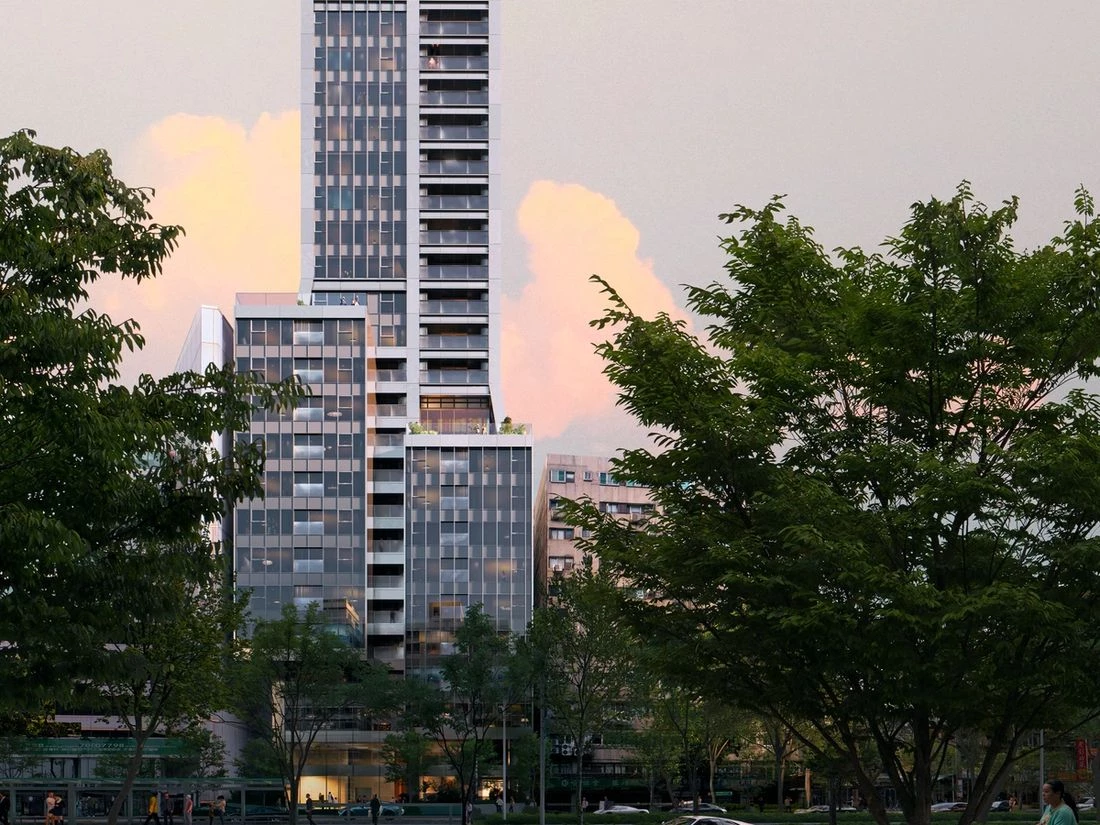 台北國際級建築持續增加！坐落於信義路四段的耑岫（Metropolitan Village），由荷蘭建築團隊 OMA 操刀設計，也是 OMA 在台灣的首件住宅作品。OMA 由普立茲克建築獎得主雷姆・庫哈斯（Rem Koolhaas）創立，是全球最具影響力的建築事務所之一。全案以「都市村落」為設計概念，透過層層交錯的建築量體與逾 30 種住宅戶型，打造兼具工作、生活與社交功能的共享空間。