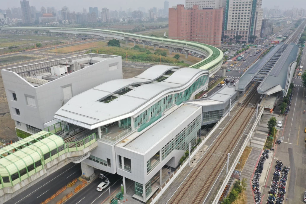 台中捷運「紫線」最大的亮點之一,在於串聯捷運綠線、藍線與橘線,包括:捷運綠線延伸 G1 站、捷運藍線延伸 B22 站(永義路與太平路口太平段)、機場捷運線「橘線」O20 站(大里區德芳南路與國光路口)、捷運大慶站(文心南路與建國南路口),同時亦可於此轉乘台鐵大慶車站,強化城際與都會交通轉乘效率。