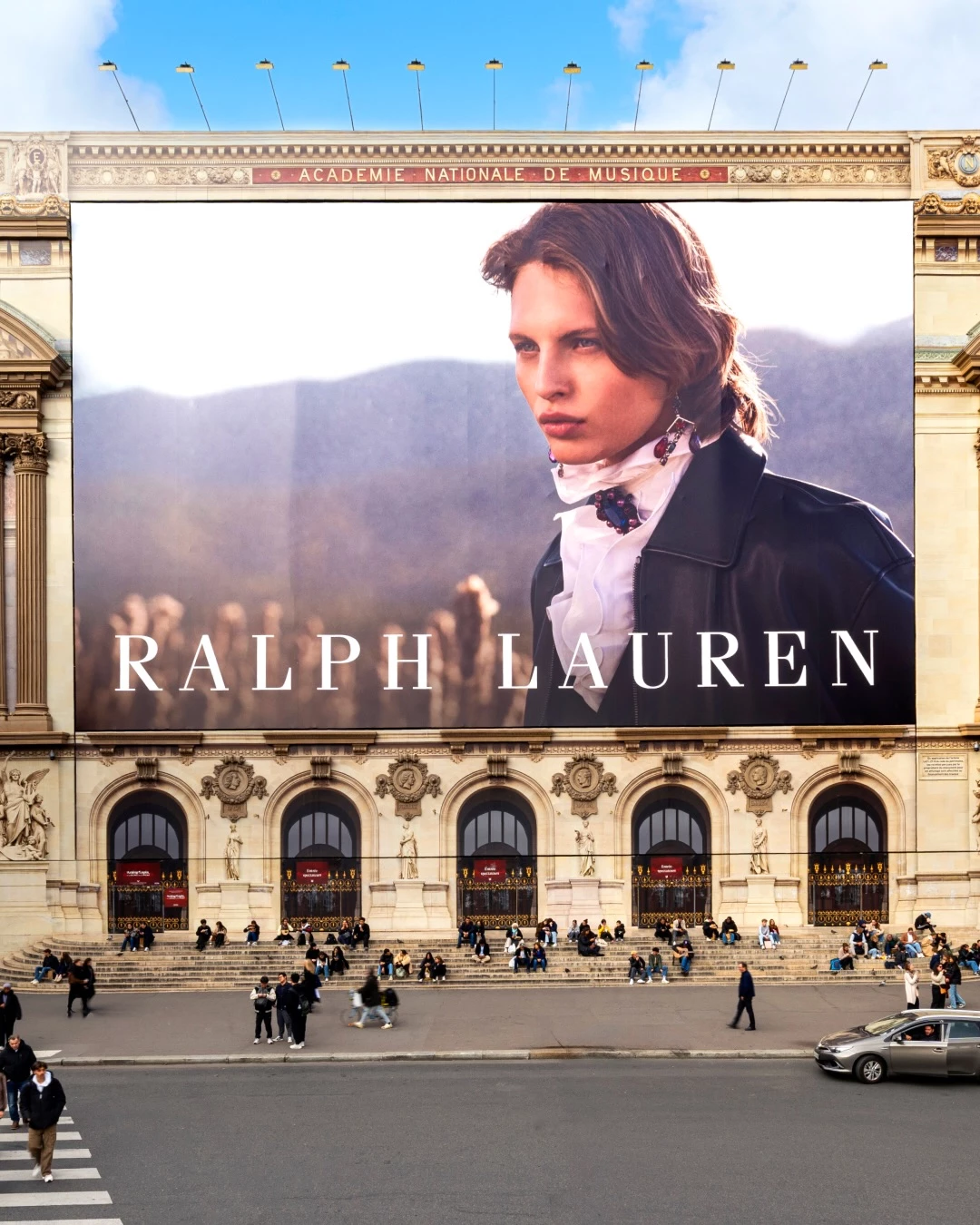 Ralph Lauren 執行長 Patrice Louvet 表示:「我們的團隊在各個地區與不同消費族群中,都實現了強勁且高品質的成長,從而能加速投資於長期戰略重點與品牌升級。」在經濟充滿變數的時代,Ralph Lauren 證明了一件事:當品牌回歸經典、提升質感並穩健控管通路策略,依然能創造亮眼成績。