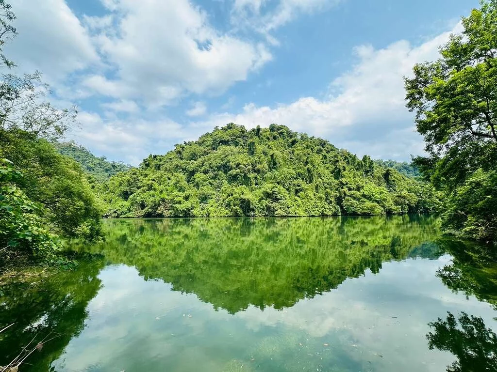 歷經 3 年封園整修,大溪「後慈湖」將於 6 月 27 日正式開園營運,預約系統已開放線上申請。充滿神秘色彩的後慈湖,因軍事管制解除而逐步對外開放,讓這處世外桃源得以與民眾見面。後慈湖原為蔣中正與夫人散步、划船的小湖,園區步道由慈湖側門進入後,越過小丘陵,約兩公里路程,沿途景觀迷人,還可見戒嚴時期遺留下來的指揮所、碉堡、管制鐵門及辦公室等設施,值得親自造訪。