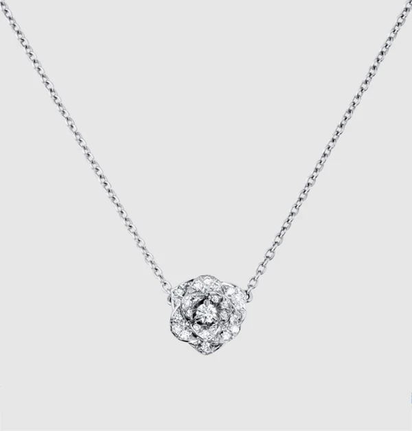 如果說山茶花代表的是氣質，那麼這條「Piaget Rose」項鍊，代表的就是一種對生活熱烈的愛。其背後靈感它便是源於Yves Piaget先生最痴迷的玫瑰花園。當我看到這條鑽石項鍊時，最直觀的感受是它的層次感。不同於平面化的花形設計，這朵鑽石玫瑰運用了極其精細的珠寶工藝，將花瓣層層堆疊、交錯。那種立體感，彷彿微風輕拂過，花瓣就會隨之顫動一般生動。選這款項鍊送給媽媽，其實還帶有一種很感性的隱喻，感謝她如同這朵玫瑰，即便歲月更迭，依然優雅地盛放著。（商品價格約：NTD 179,000）