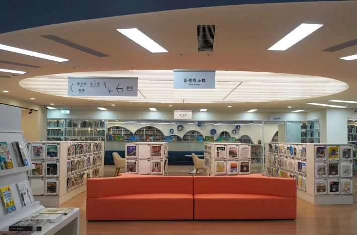 歷經多年整修的基隆市公共圖書館新總館將於 7 月 2 日（週四）試營運，坐落於基隆文化中心二、三樓，成為港灣城市最受期待的新知識地標。此次改建不僅全面更新館內動線、書櫃配置與視覺設計，提供自修室、討論室及自助借閱等更友善的使用機能。此外，一樓的基隆美術館也將與新總館形成藝文聚落，打造跨領域的閱讀與展覽體驗。