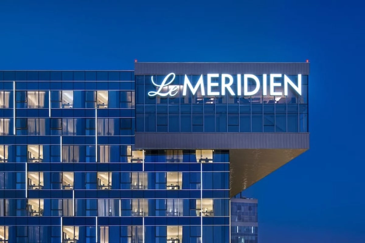 高雄第一高樓 85 大樓（約 347 公尺）即將迎來艾美酒店（Le Méridien）進駐。這是萬豪集團旗下的頂級品牌，將打造約 600 間客房（飯店規劃於 34、35 樓及 37 至 85 樓區域），形塑南高雄量體最大的國際連鎖飯店之一，預計於年底開幕。此外，北高雄已有與「義享天地」共構的高雄萬豪酒店；未來艾美酒店也將與鄰近的然一酒店（亦屬萬豪集團）共同打造萬豪集團於高雄「一北一南」的版圖。