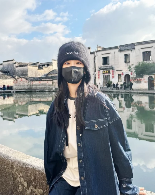 這套穿搭,示範了如何在休閒風格中,透過材質對比與細節巧思,穿出高級鬆弛感。整體以「成套單寧」為主軸,營造出一致卻不單調的視覺效果。內搭白色T恤作為留白亮點,不僅中和丹寧的厚重感,也透過深淺對比讓層次更清晰。尤其黑色毛絨毛帽,更是造型亮點,柔軟材質與硬挺丹寧形成反差,為整體注入溫暖與可愛氛圍,讓原本率性的街頭風多了一絲精緻感。整體看似簡單,卻在細節中展現出自然又耐看的時尚平衡。