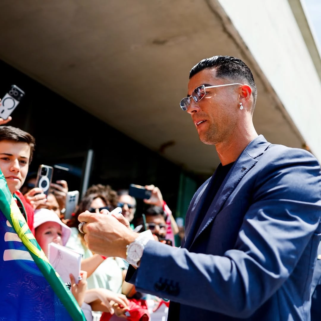 C羅（Cristiano Ronaldo）是當代最具影響力的葡萄牙職業足球員，41歲身高189公分，生涯總進球突破800球、5次金球獎，以極致自律聞名。